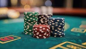 Antarmuka meja poker di platform bkhoki dengan tampilan kartu dan statistik pemain